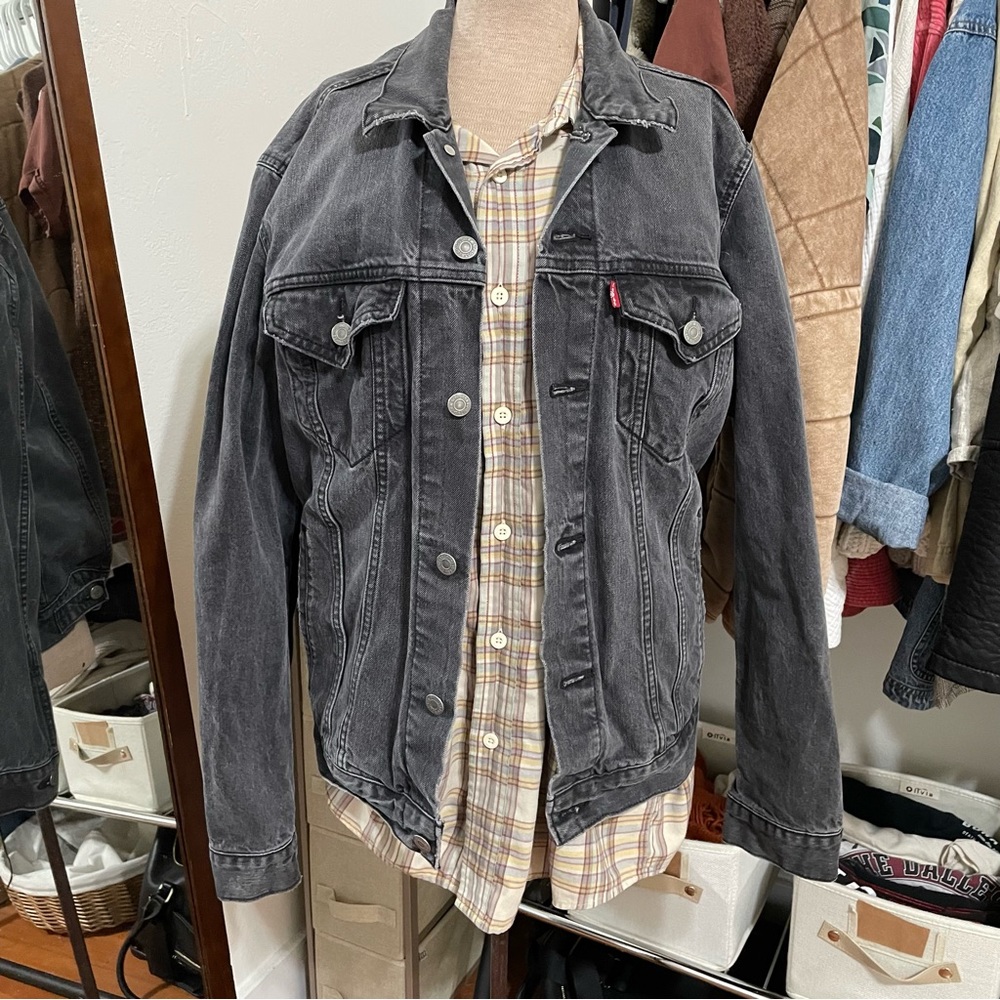 Mens M Levi’s black denim jacket